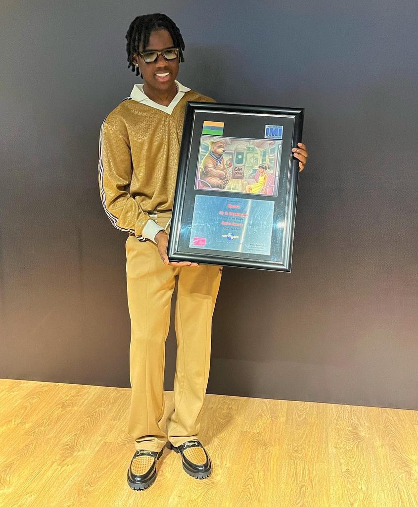 AfricaFactsZone's tweet image. Rema is among the Top 10 Best Selling African Artistes with over 30 million career units

CALM DOWN

13x Platinum in India (1.56 million sales)

Diamond in Canada (800K)

Diamond in France (333,333)

8x Platinum in Australia (560K)

9x Platinum in Portugal (90K)

Diamond/5x…