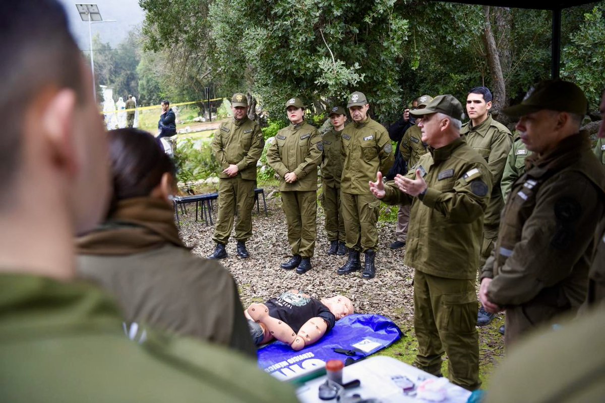 Aspirantes a Oficial desarrollan la Práctica Policial II para reforzar técnicas y tácticas preventivas. El General Director, Marcelo Araya Zapata les destacó: . “Practiquen e instrúyanse, porque afuera no hay espacio para equivocaciones procedimentales ni en probidad”