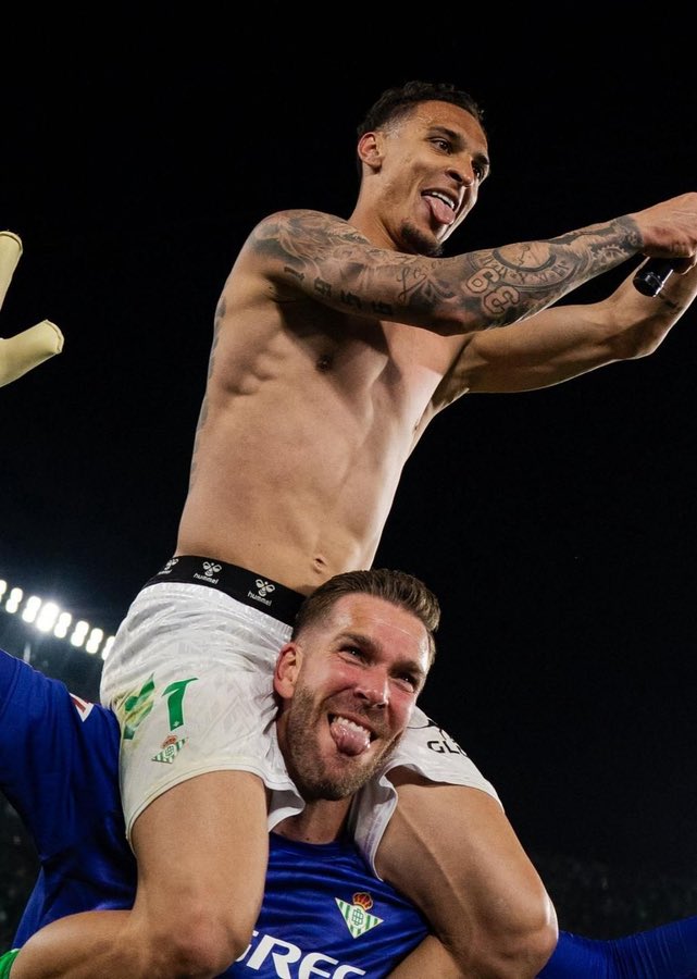 El comentario de Adrián en la nueva publicación de Antony:

👀  "Te encantan esas calzonas… y lo sabes"

El brasileño sigue entrenándose en Brasil mientras se resuelve su futuro.