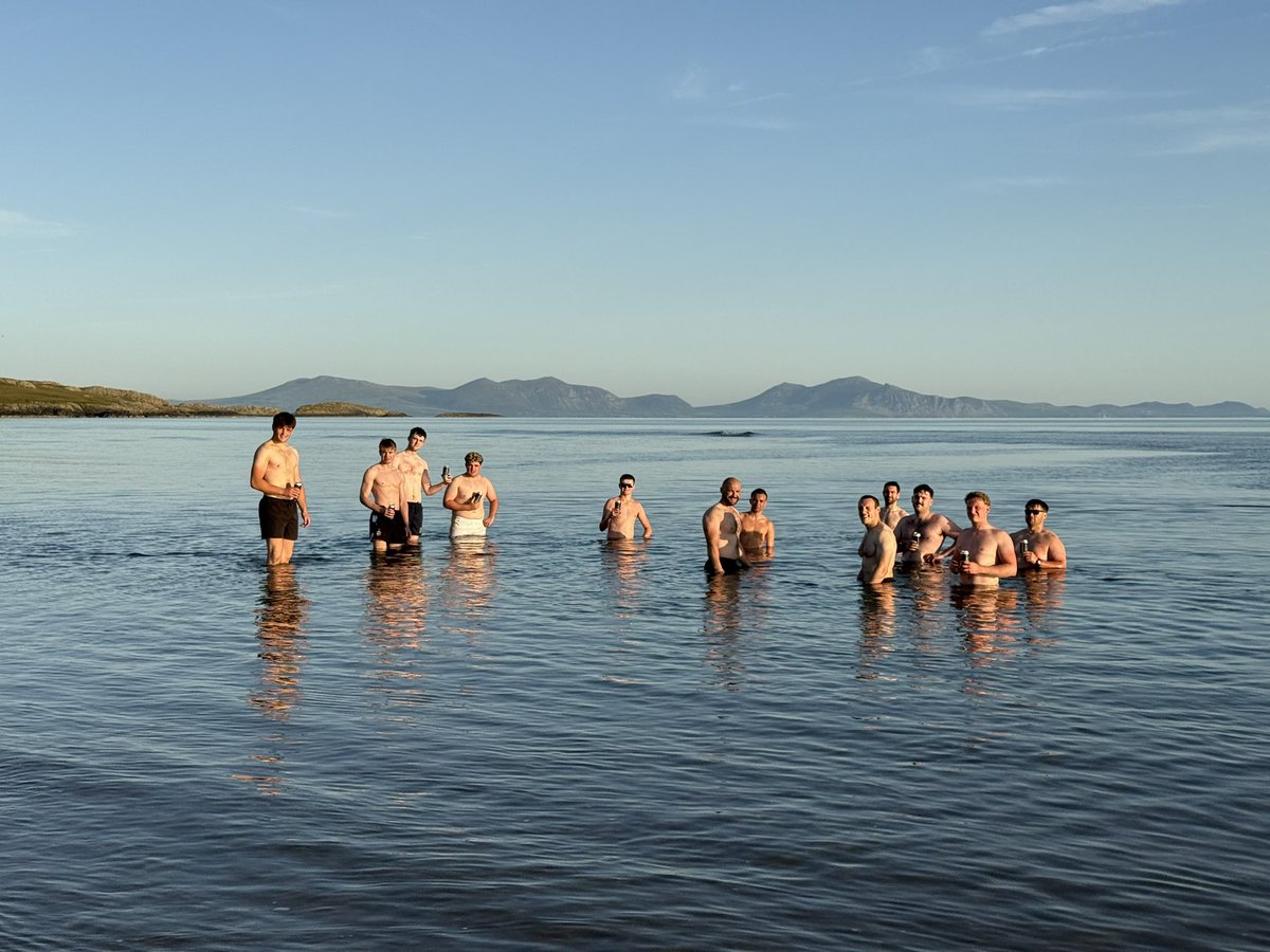 Sesiwn bach gwahanol i’r dynion heno yn y gwres! 🐗🏉😎

A little different session for the senior men tonight in the heat! 🐗🏉😎