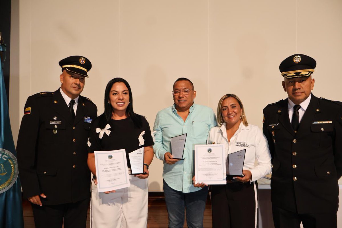 PersoneriaPe's tweet photo. Hoy el INPEC otorgó una "Felicitación Especial" a nuestro Personero, Leonardo Fabio Reales Chacón, por su compromiso con la humanización de la causa penitenciaria en el #DíaDelGuardián.
Un honor que extendemos a nuestro equipo y a la Dra. Claudia Ospina. ¡Seguimos trabajando! https://t.co/nb1huVxqKU