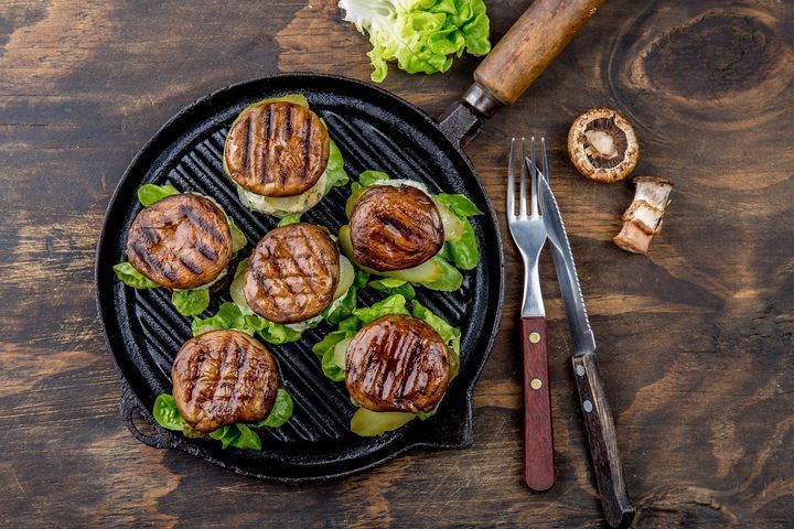 Need a new idea for a burger that doesn't include meat? How about a mouth-watering Teriyaki Portobello Burger#GrillPerks #Grilling #portobelloburger 

Don't forget to check out all of our other recipes, as well!! Your summer will thank you.

RECIPE LINK: grillperks.com/teriyaki-porto…