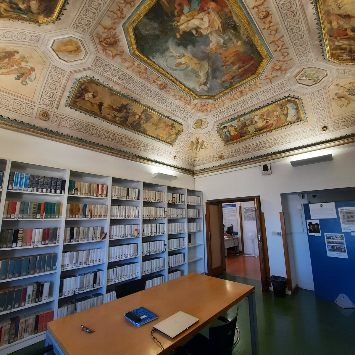 En deux semaines : École d'été de l'équipe de l'ERC #ROTAROM17 à Pérouse, présentation aux archivistes du Vatican des projets hébergés à l'École française de Rome ayant trait aux archives romaines, administration de projet, passage à Turin, et beaucoup d'heures de train. <a href="/ef_rome/">École française Rome #ResEFE</a>