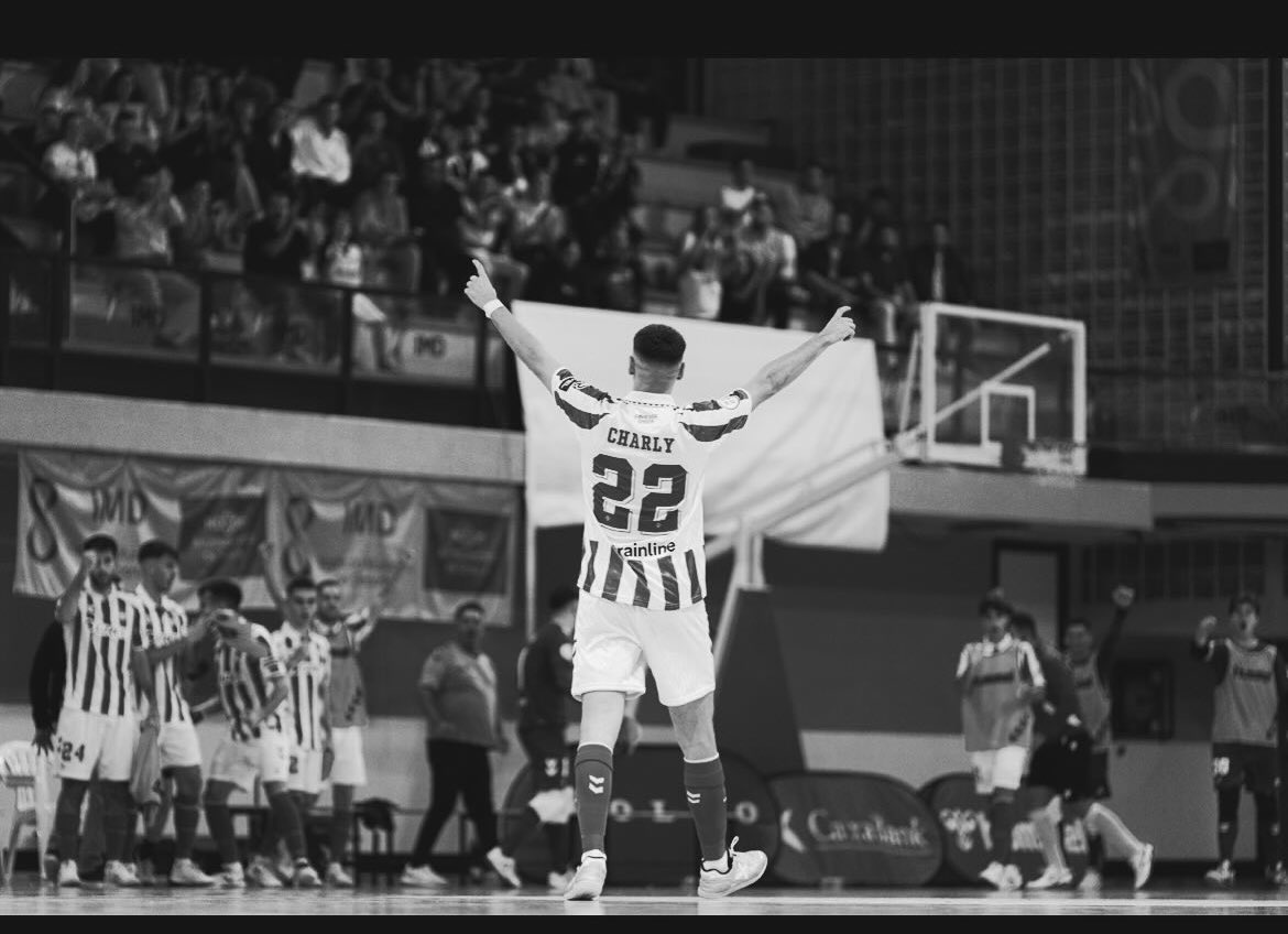 Bueno familia después de 9 temporadas defendiendo este escudo y estos colores toca decir adiós, adiós a mi casa, a esta afición , cuerpo técnico , compañeros y entrenadores que hicieron que esta andadura fuese tan bonita. 
Eternamente agradecido por todo .
Hasta siempre  💚