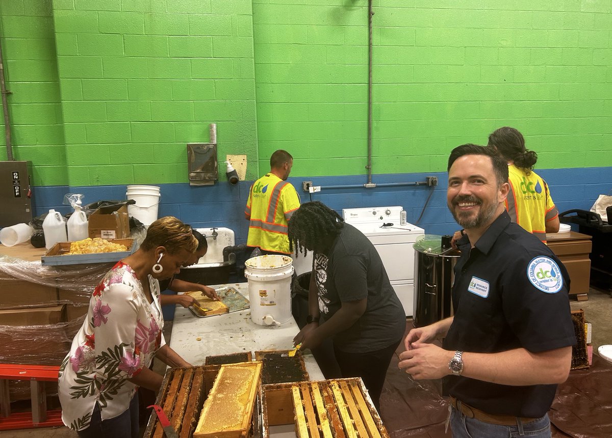 dcwater's tweet image. Today was the sweetest day of the year. 🐝🍯 We teamed up with Bloom for our annual honey harvest at Blue Plains.
With help from DC Beekeepers Alliance, we’ve housed “orphaned” bees since 2015. Those hives now produce around 200 pounds of award-winning honey every year.