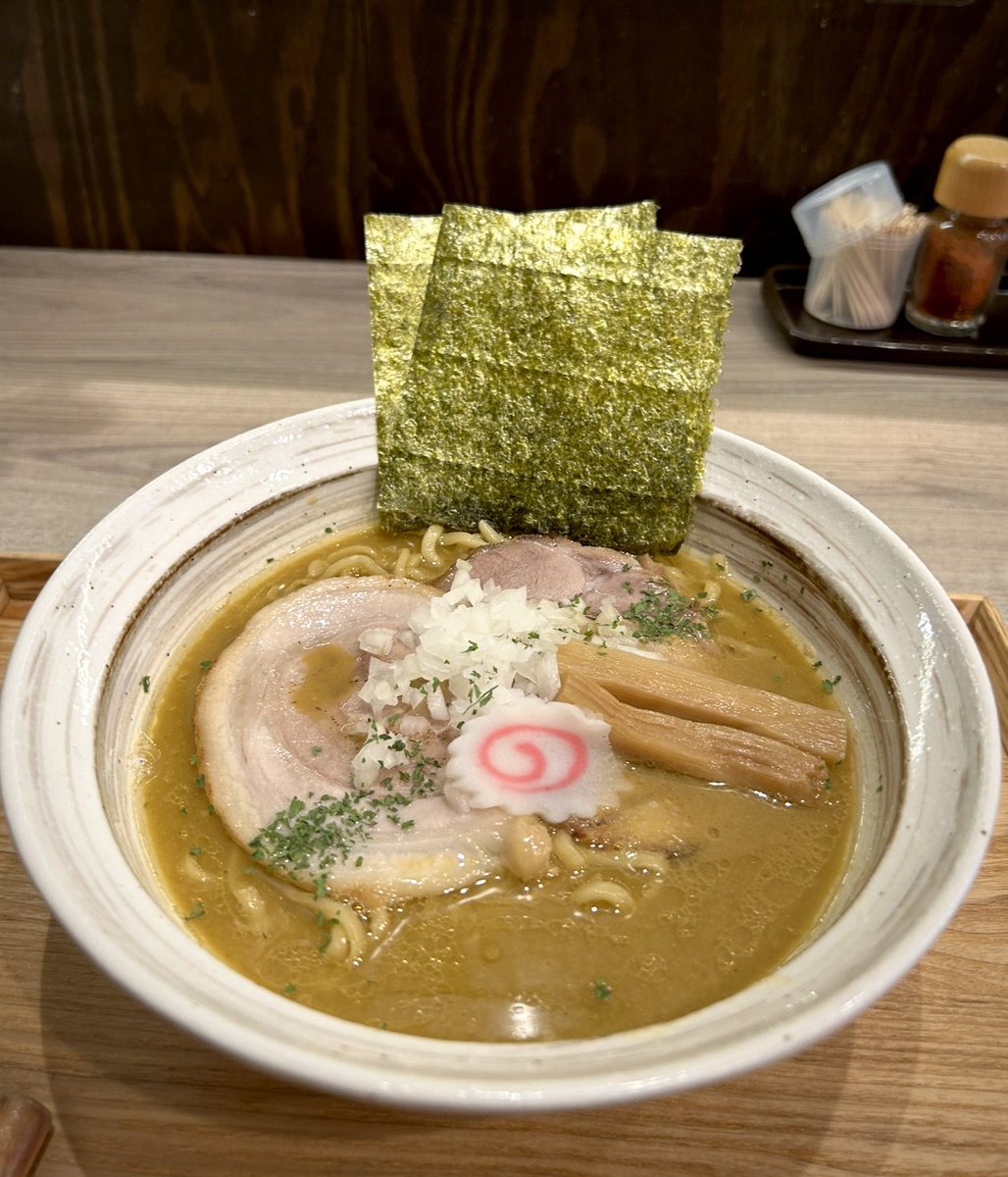 KOTAPAPA921's tweet image. 羽村市『Ramen煮干乃宴』
イチ推し【牡蠣と鰯の中華そば】小ライスつき🍚
素材の持つ旨味を引き出した濃厚なスープが 毎回 舌を唸らせます💋合わせる 菅野製麺秀作の歯応え喉越しの良い麺もホントいい仕事をしてくれてます♡
麺を食べ終わった後のお決まりの儀式⭐️ ライスドボンで 大満足のfinish ~✈️