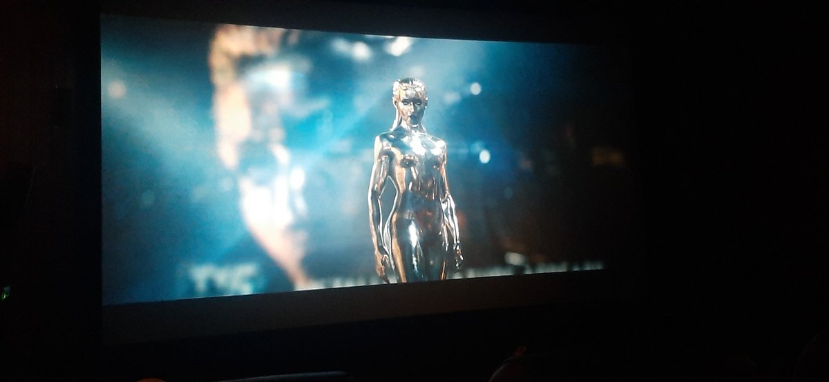 ver esse trailer de quarteto fantástico no cinemas me deixou com vontade de ir assistir, mas infelizmente sou pobre