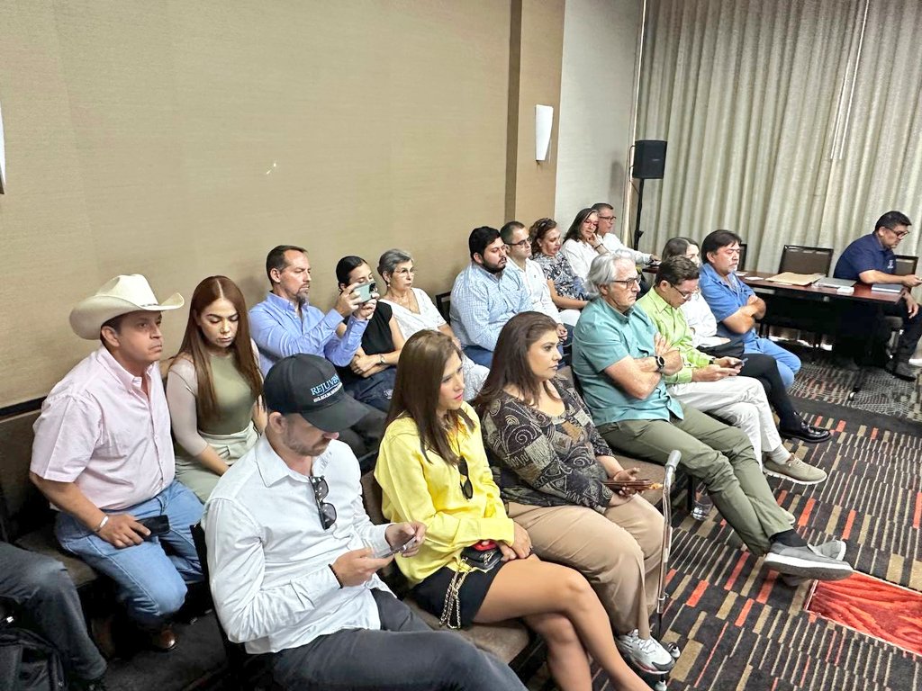 Carlos Candelaria (@candelaria___) on Twitter photo Gran diálogo con el sector empresarial de Baja California Sur, servicios y turismo, construcción, manofactura, entre otros, y organismos empresariales, donde puntualmente la <a href="/SE_mx/">Economía México</a> trabajará para detonar el desarrollo económico de la entidad.
Agradezco la presencia y gran aporte Gran diálogo con el sector empresarial de Baja California Sur, servicios y turismo, construcción, manofactura, entre otros, y organismos empresariales, donde puntualmente la <a href="/SE_mx/">Economía México</a> trabajará para detonar el desarrollo económico de la entidad.
Agradezco la presencia y gran aporte