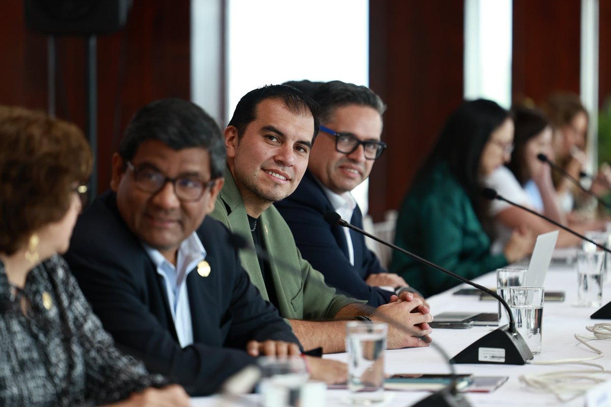 Presidencia Ecuador 🇪🇨 (@presidencia_ec) on Twitter photo #ElNuevoEcuador sigue construyendo resultados. 🇪🇨
El presidente <a href="/DanielNoboaOk/">Daniel Noboa Azin</a> lideró desde Guayaquil el Gabinete Ministerial con la participación de ministros y secretarios de Estado. En esta jornada de trabajo, cada autoridad presentó los avances de sus programas, el #ElNuevoEcuador sigue construyendo resultados. 🇪🇨
El presidente <a href="/DanielNoboaOk/">Daniel Noboa Azin</a> lideró desde Guayaquil el Gabinete Ministerial con la participación de ministros y secretarios de Estado. En esta jornada de trabajo, cada autoridad presentó los avances de sus programas, el