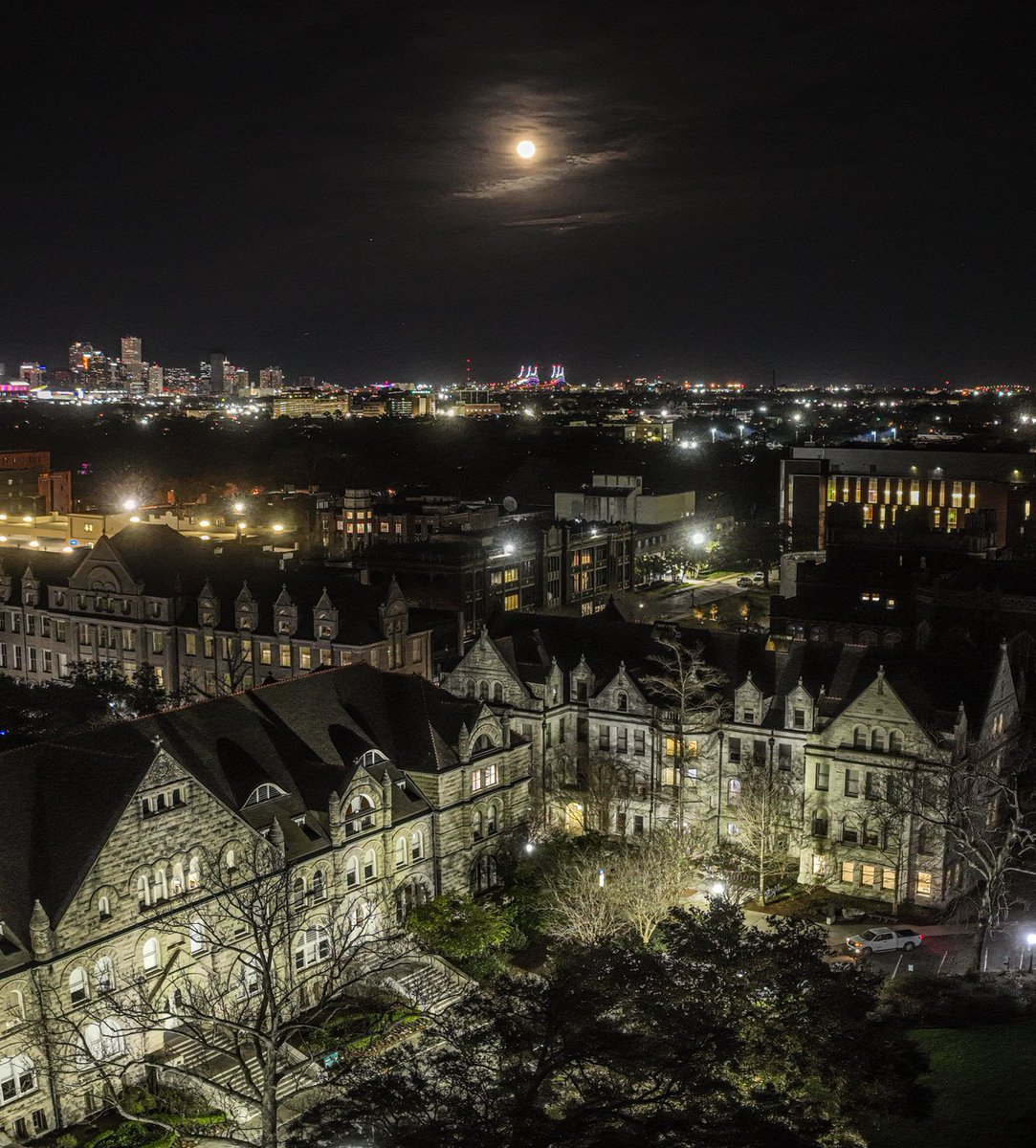marcorasi1960's tweet image. The moon rises over Tulane University, New Orleans
(More New Orleans photos on IG at marcorasi1960)