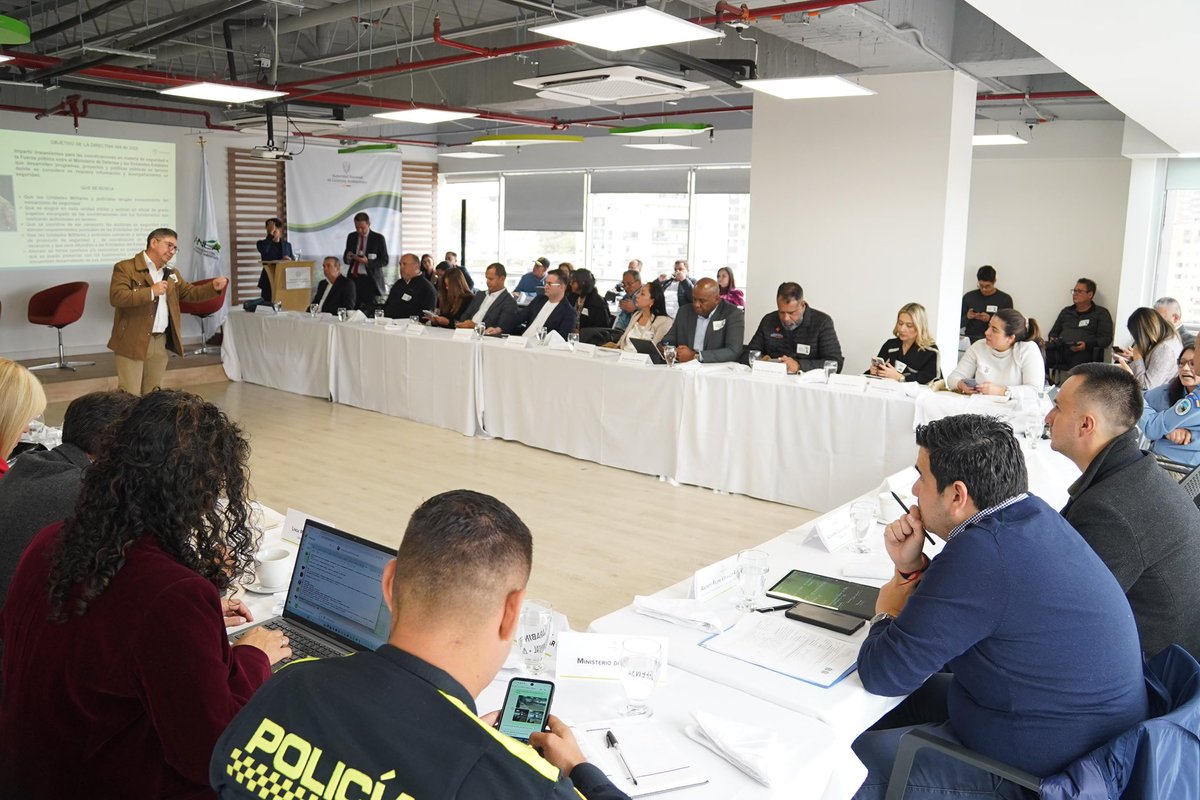 Un paso clave por la protección ambiental.

Participamos en el primer Puesto de Mando Unificado Ambiental #PMUA en Bogotá, liderado por la Ministra <a href="/LenAmazonas/">Lena Estrada Añokazi</a>, con el objetivo de coordinar acciones y fortalecer los protocolos de autoprotección para quienes hacen parte del SINA.