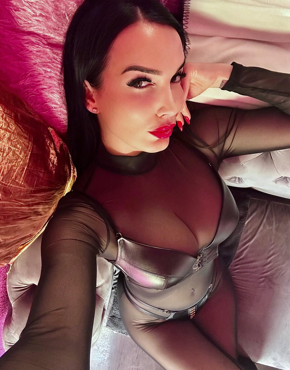 Waiting for my next victim in <a href="/Bizarrfabrik/">Bizarrfabrik</a> 🧛🏻‍♀️