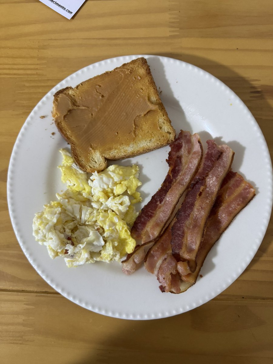 sccplaris's tweet image. percebi que sou adulta e nada me impede de jantar um café da manhã