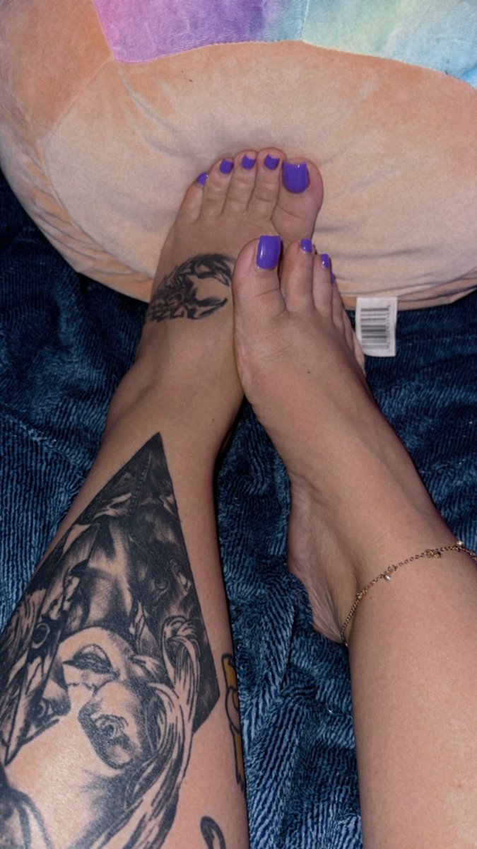 SnowSecretsxo's tweet photo. Purple toes 💜 https://t.co/vc4S47pnSX