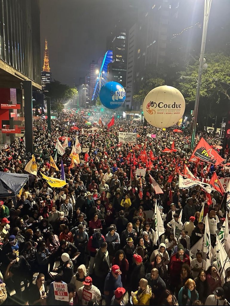 Rapaz, a Avenida Paulista está lotada, tomada pelo povo! Milhares nas ruas exigindo o fim da escala 6x1, taxação justa dos ricos, isenção de IR para quem ganha até 5 mil e contra o absurdo aumento no número de deputados.  

A LUTA É PELO POVO
RESPEITEM O BRASIL
TAXEM OS RICOS