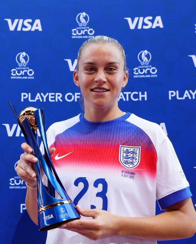 Alessia brings the heat both on and off the pitch wearing the official England 2025 kit — bold gradient red and blue detailing, paired with her signature soft-glow glam and a fresh, dewy base that held its own through 90+ minutes.