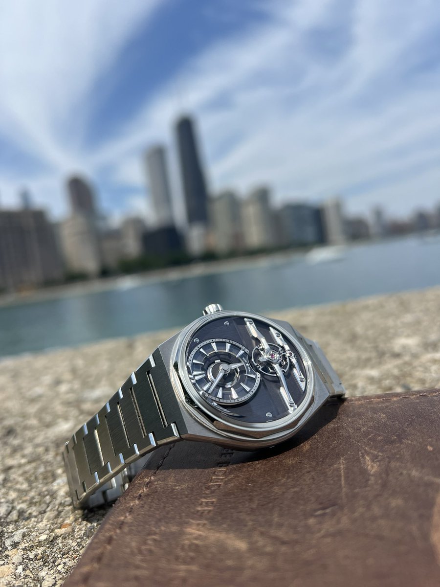 The C12 Loco looks RESPLENDENT next to Lake Michigan as the <a href="/ChrisWardLondon/">Christopher Ward</a> team arrive (from the UK and here in the US) to get ready for the Chicago Windup Watch Fair !!!!

We cannot wait to see you all this weekend.

windupwatchfair.com

<a href="/wornandwound/">Worn & Wound</a>
