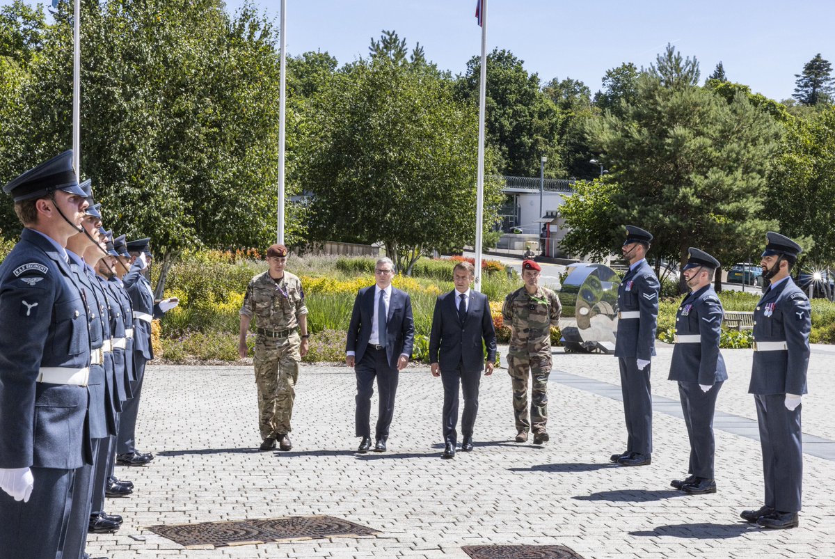 DefenceOps's tweet image. Today , @10DowningStreet was joined at PJHQ by @EmmanuelMacron , @AdmTonyRadakin_ , @JohnHealey_MP and other senior military figures, for the UK-France summit 2025.๐ฌ๐ง๐ค๐ซ๐ท
During the visit, the PM held talks with the Coalition of the willing, to discuss the future of Ukraine.๐บ๐ฆ