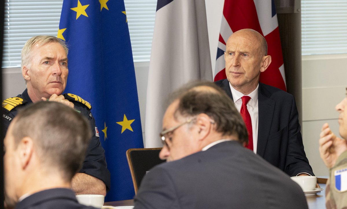 DefenceOps's tweet image. Today , @10DowningStreet was joined at PJHQ by @EmmanuelMacron , @AdmTonyRadakin_ , @JohnHealey_MP and other senior military figures, for the UK-France summit 2025.๐ฌ๐ง๐ค๐ซ๐ท
During the visit, the PM held talks with the Coalition of the willing, to discuss the future of Ukraine.๐บ๐ฆ