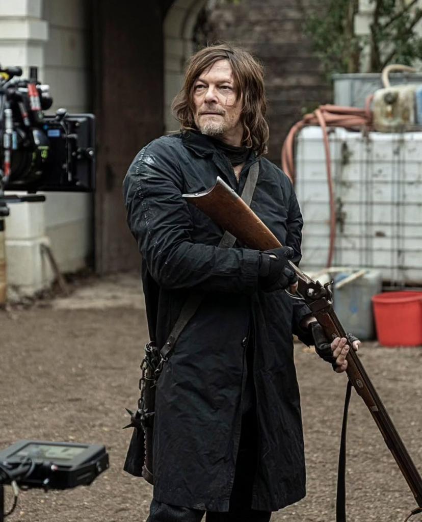 NationReedus's tweet photo. Less than two months until Daryl Dixon is back to steal scenes and hearts.
You ready? Because the countdown just got real. 🔥 #59days
#NormanReedus #DarylDixon #bigbaldhead #season3 https://t.co/CkXJRoQnhy