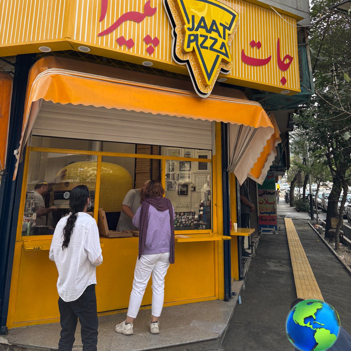 The_Pesar's tweet image. امروز توی دام تبلیغات «پیتزا جات» افتادیم رفتیم سه تا پیتزای مختلف سفارش دادیم سه‌تاشم بد بود 😍✨