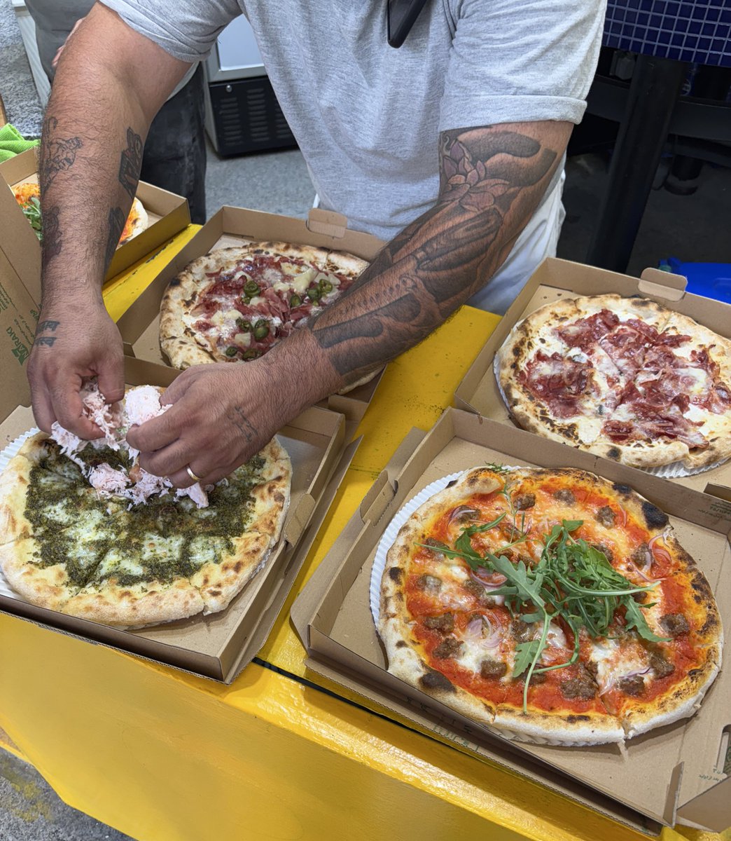 The_Pesar's tweet image. امروز توی دام تبلیغات «پیتزا جات» افتادیم رفتیم سه تا پیتزای مختلف سفارش دادیم سه‌تاشم بد بود 😍✨