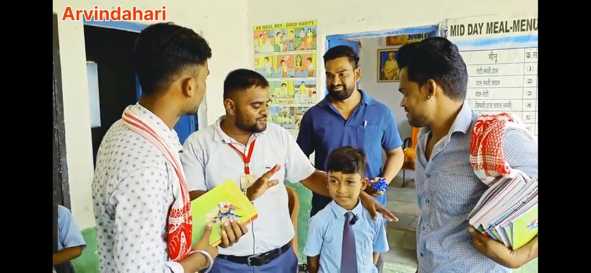 mgmaheshgarg4's tweet image. Arvind Ahari Vagadi (वागड़ी कॉमेडी के लिए जाने जाने माने यूट्यूबर) ने हाल ही में एक नया वीडियो अपलोड किया है, जिसमें वे स्कूल के बच्चों को संबोधित करते प्रतीत होते हैं। “ज़िन्दगी का तो नहीं दिया पर कॉपी‑पेन दिया चॉकलेट 
 — पढ़ाई की ओर बढ़ो
संदेश “एक कदम शिक्षा की ओर”