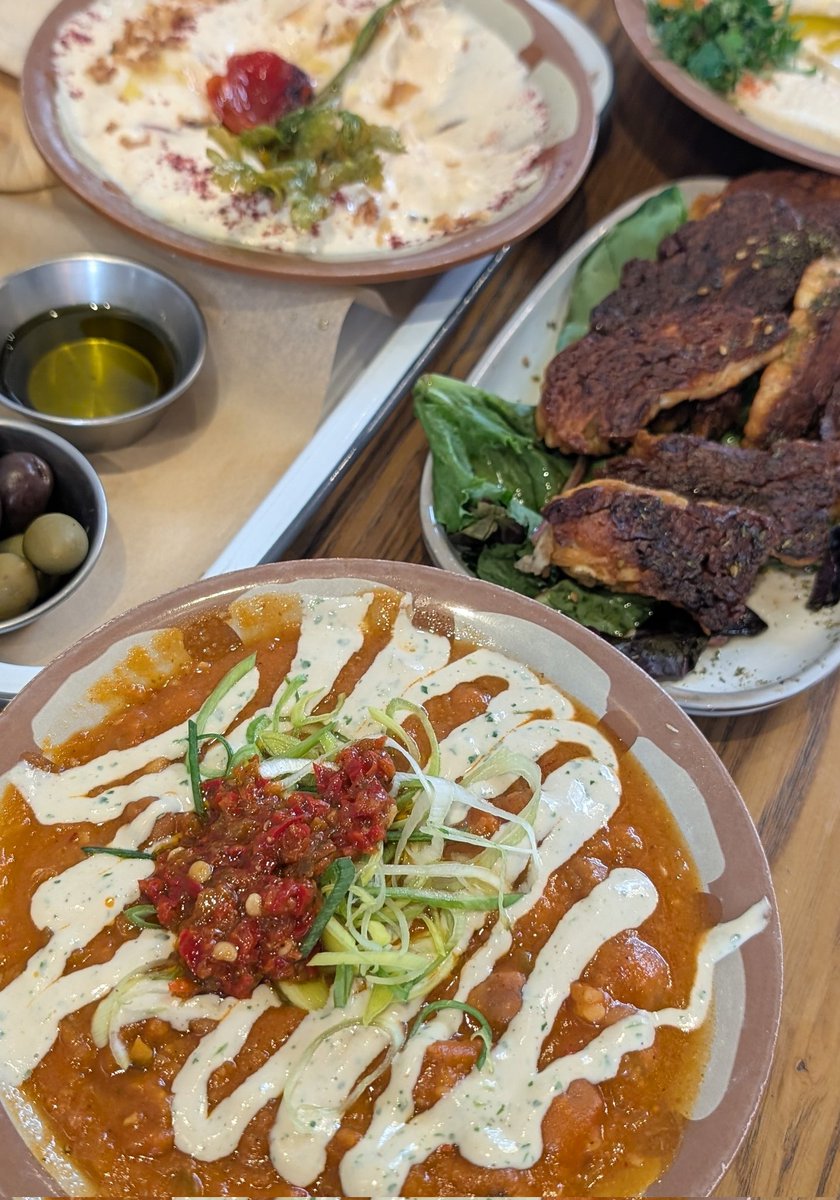 Wonderful catching up with a friend over a fabulous breakfast spread of Jordanian/Palestinian food at Paddington's Mihbaj - chicken musakhan, makdous (pickled aubergines with walnuts), feta haydari, labneh, ful and hummus. A real treat! 🫒