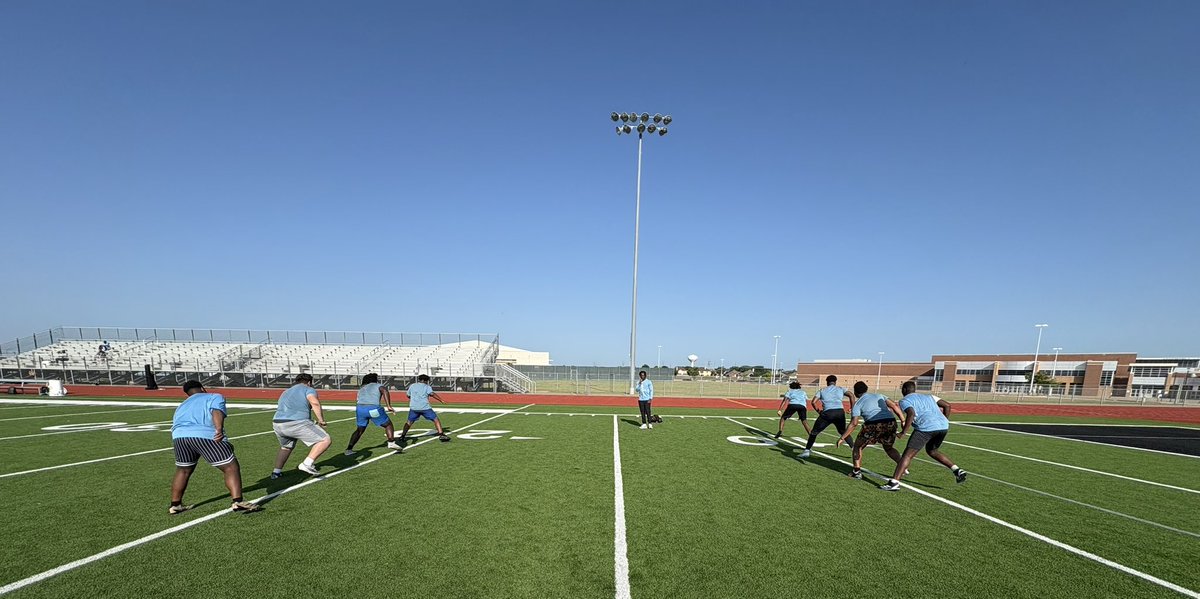 ASeguinTrack's tweet image. Focused on change of direction today at Speed School! Teaching athletes how to properly decelerate and redirect is just as important as acceleration and top-end speed. It’s all about building complete, explosive movers! @coachjoegordon @blin_jr @AISD_ATH @JuanSeguinHS