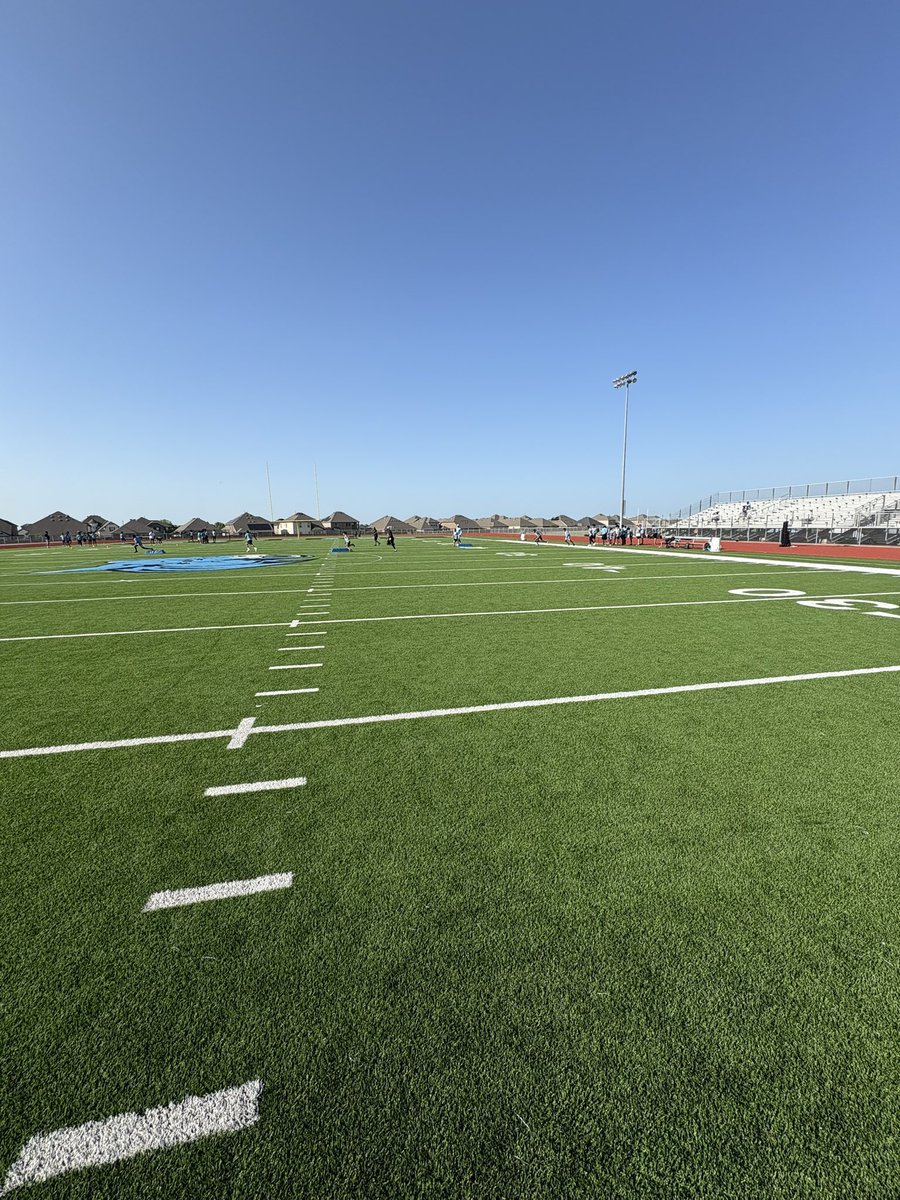 ASeguinTrack's tweet image. Focused on change of direction today at Speed School! Teaching athletes how to properly decelerate and redirect is just as important as acceleration and top-end speed. It’s all about building complete, explosive movers! @coachjoegordon @blin_jr @AISD_ATH @JuanSeguinHS