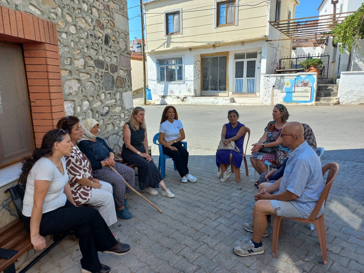 📌Çeşme
İlçe Başkanlığımızı ziyaret ederek, hem İlçe Başkanımız Sait Kavasoğullar'ı, Kadın Kolu İlçe Başkanımız Derya Atalan ile gündemi değerlendirdik, hem de Çeşme bölgemizde çıkan yangınlar ile ilgili bilgi aldık. Sonrasında gittiğimiz Germiyan'da köylülerin "Toprak Ana"