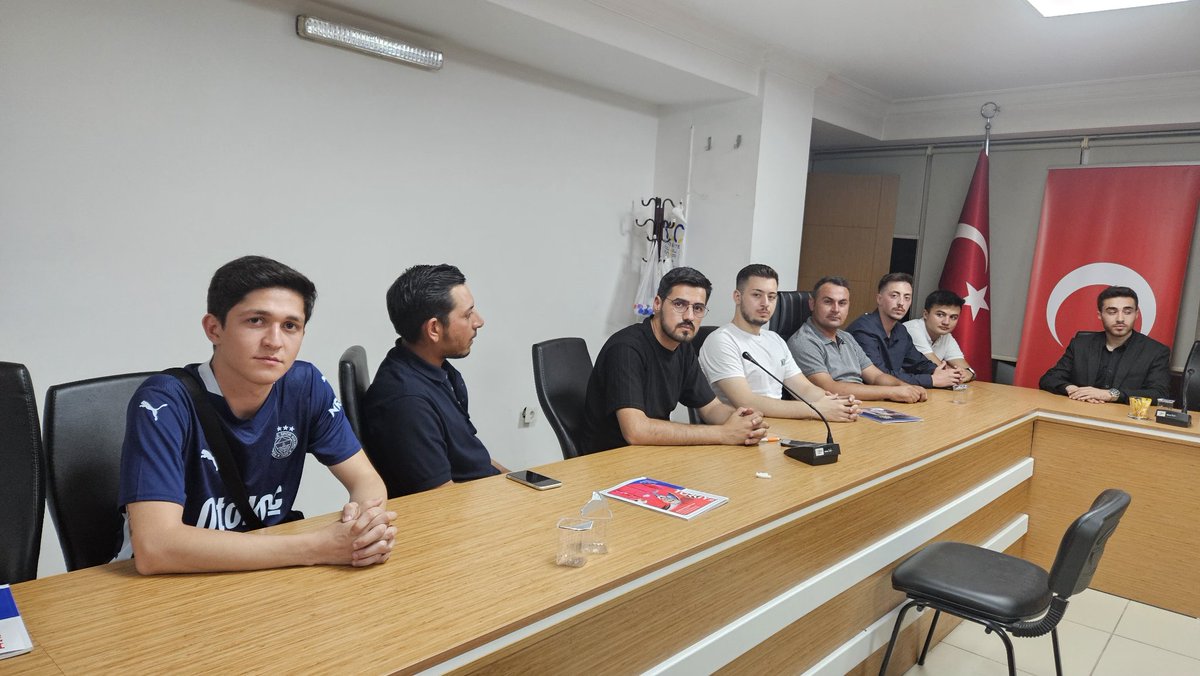 AkGenclikAfyon's tweet photo. Gençliğin enerjisi, inancı ve kararlılığıyla bir araya geldiğimiz haftalık olağan İl Gençlik Kolları Yönetim Kurulu Toplantımızı coşku ve heyecan içerisinde gerçekleştirdik.

Gündem maddelerimizi istişare ettiğimiz toplantımızda, teşkilat çalışmalarımızı değerlendirip önümüzdeki dönem planlamalarımızı masaya yatırdık. Her geçen gün daha güçlü bir teşkilat için var gücümüzle çalışmaya devam ediyoruz.

Türkiye Yüzyılı’nın mimarı olacak gençlik burada, görev başında! 🇹🇷