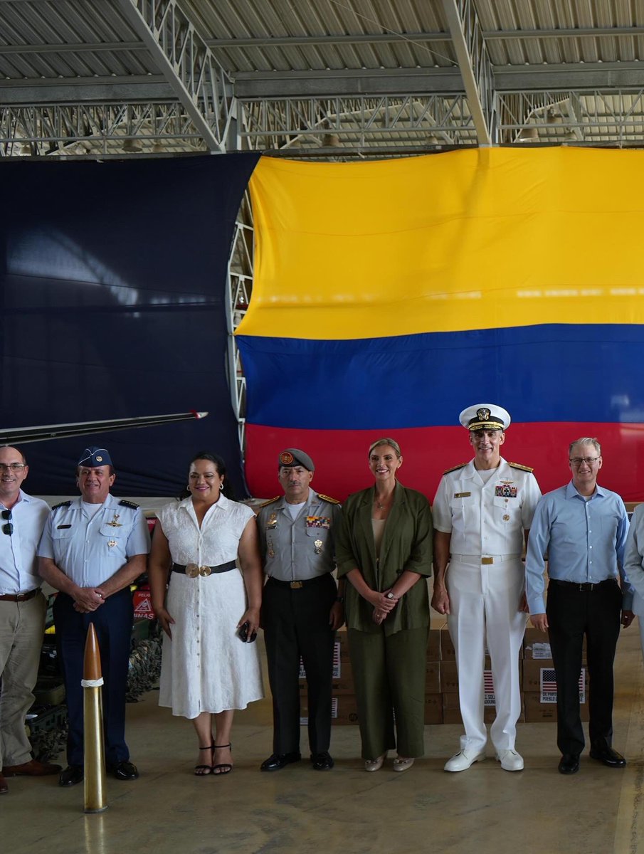 Durante la visita del buque hospital “USNS Comfort”, personal de las Fuerzas Armadas del Ecuador y Estados Unidos participó en la entrega de donaciones por parte del Comando Sur que forma parte del programa de cooperación para la consecución de capacidades “Sistema de