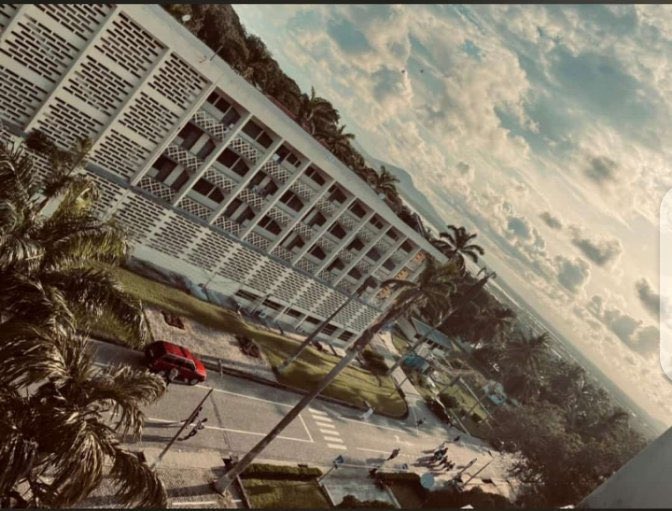 The roads, the hall, Gulf of Guinea 

I present to you Ghartey Hall, University of Education, Winneba. 

#Ghana Public university 🇬🇭