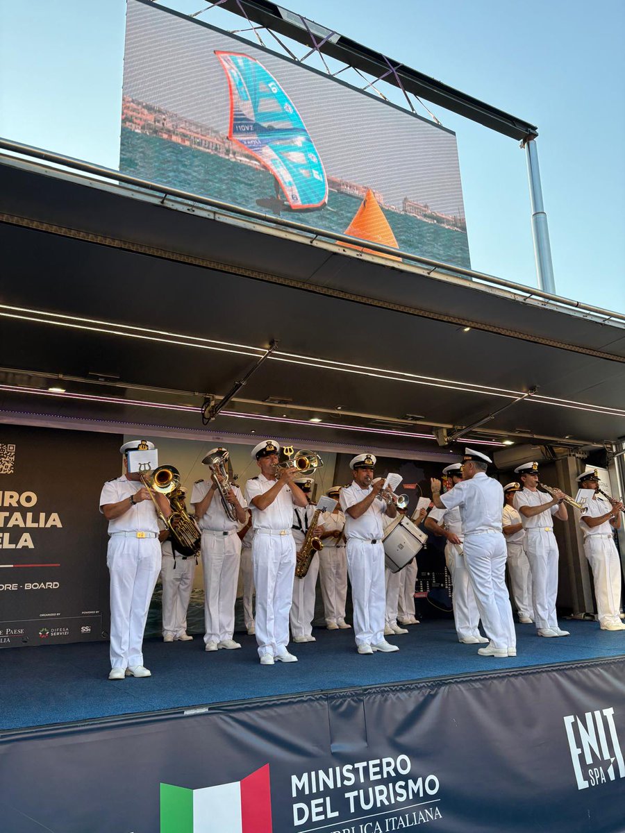 ItalianNavy's tweet image. La fanfara dipartimentale del Comando Interregionale Marittino Nord saluta la città di #Genova, ultima tappa del #MarinaMilitare @nastrorosatour.
Il villaggio di regata sarà aperto fino a domenica 13 luglio al Porto Antico.
Le imbarcazioni Figaro 3 in regata sono attese nella…