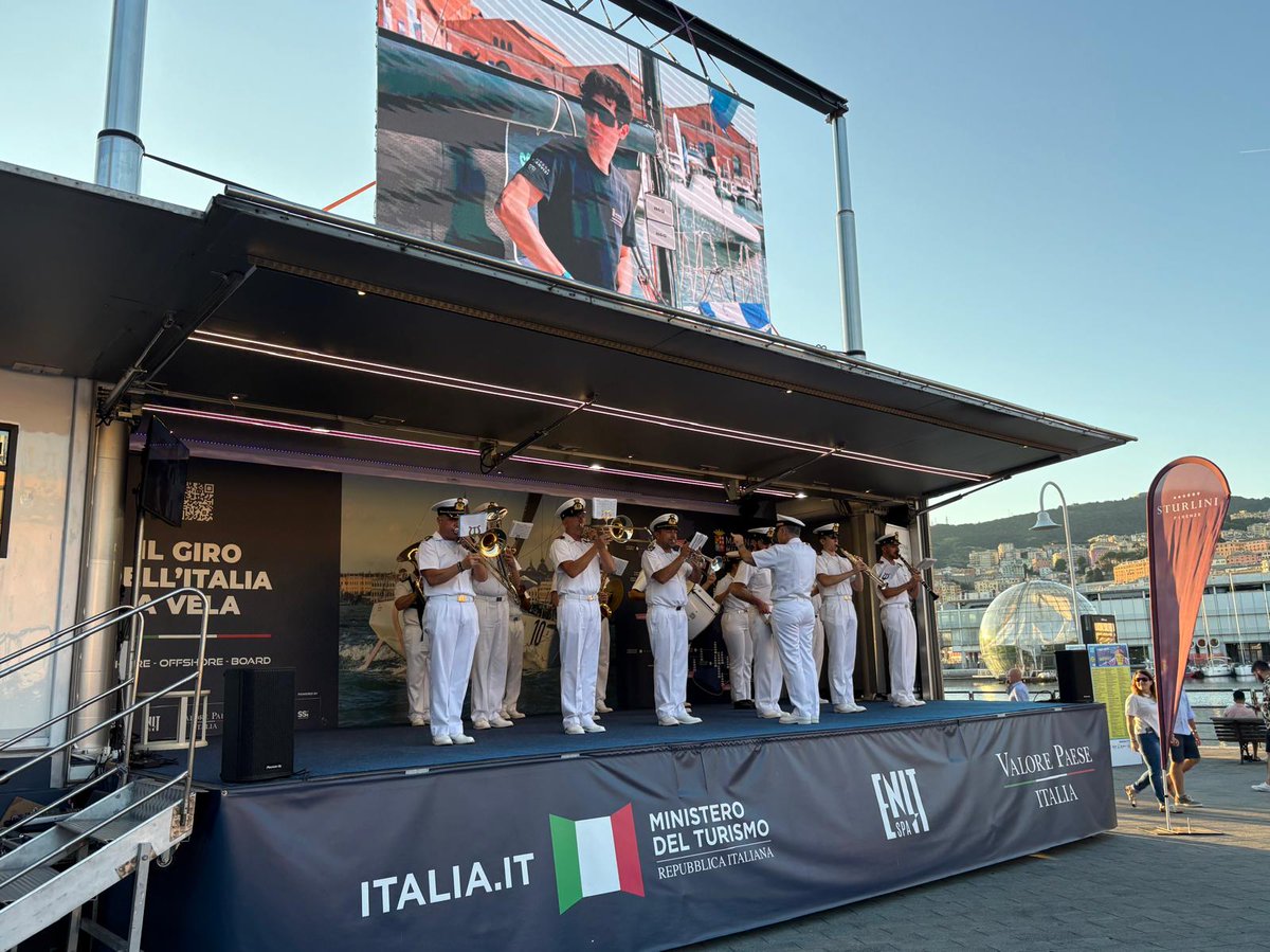 ItalianNavy's tweet image. La fanfara dipartimentale del Comando Interregionale Marittino Nord saluta la città di #Genova, ultima tappa del #MarinaMilitare @nastrorosatour.
Il villaggio di regata sarà aperto fino a domenica 13 luglio al Porto Antico.
Le imbarcazioni Figaro 3 in regata sono attese nella…