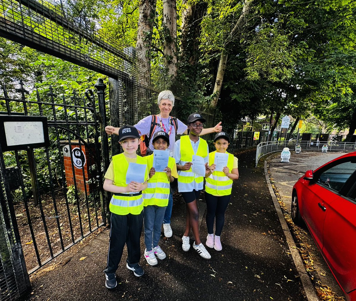 MoseleyHeathWMP's tweet image. Congratulations to our @SSJohnMonicas Junior PCSOs who graduated with @WMPolice this week after their training⭐️ Unfortunately, we still have to educate drivers about dangerous parking so we will continue to work with the school for more parking operations⛔️
@NKirkpatrickWMP