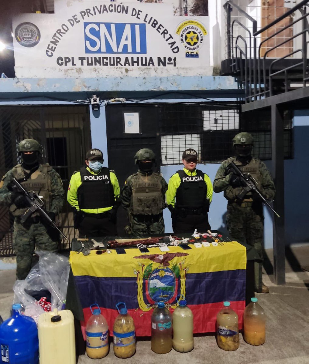Fuerzas Armadas a través de la Fuerza Aérea Ecuatoriana y en coordinación con la Policía Nacional, realizaron una operación conjunta de control de armas, municiones y explosivos CAMEX en las celdas del pabellón de mediana seguridad y dormitorios de agentes penitenciarios del
