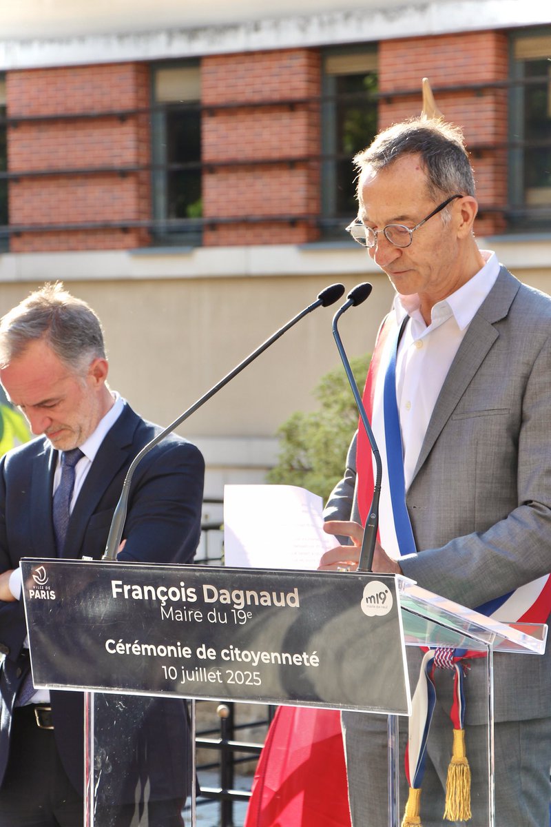 FrancoisDagnaud's tweet image. Alors que les discours populistes voudraient dresser des murs entre nous, nous sommes fiers d’accueillir ce soir dans la République les nouveaux naturalisés du 19e. La richesse de leurs histoires est celle de notre pays. Bienvenue chez vous, en France, à Paris, et dans le 19e !