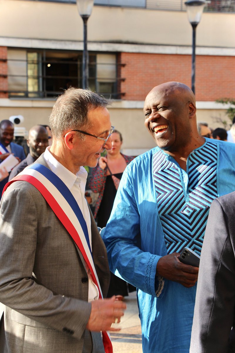 FrancoisDagnaud's tweet image. Alors que les discours populistes voudraient dresser des murs entre nous, nous sommes fiers d’accueillir ce soir dans la République les nouveaux naturalisés du 19e. La richesse de leurs histoires est celle de notre pays. Bienvenue chez vous, en France, à Paris, et dans le 19e !