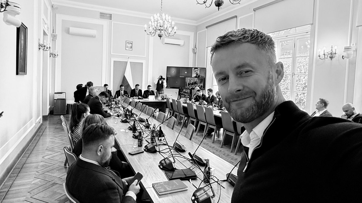 freiformation's tweet image. Raus aus Afghanistan - rein ins polnische Parlament 🇵🇱
Ich befinde mich mitten im Herzen der Partei Konfederacja - dem polnischen Pendant zur AfD. Engster Politikerkreis, klare Worte, scharfe Haltung. Thema: Illegale Migration, Gewalt und warum Polen einen anderen Weg geht.…