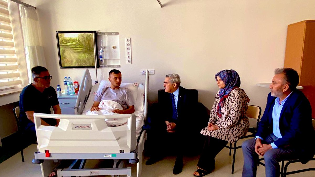 Pençe Kilit Operasyonu bölgesinde arama-tarama faaliyetleri icra ederken metan gazından etkilenen kahraman askerlerimiz Ahmet Cemil Hakan, Mehmet Ali Yalçın ve tedavi gören gazilerimizi Gülhane Eğitim ve Araştırma Hastanesi’nde ziyaret ettik. 

Kahraman askerlerimize Yüce