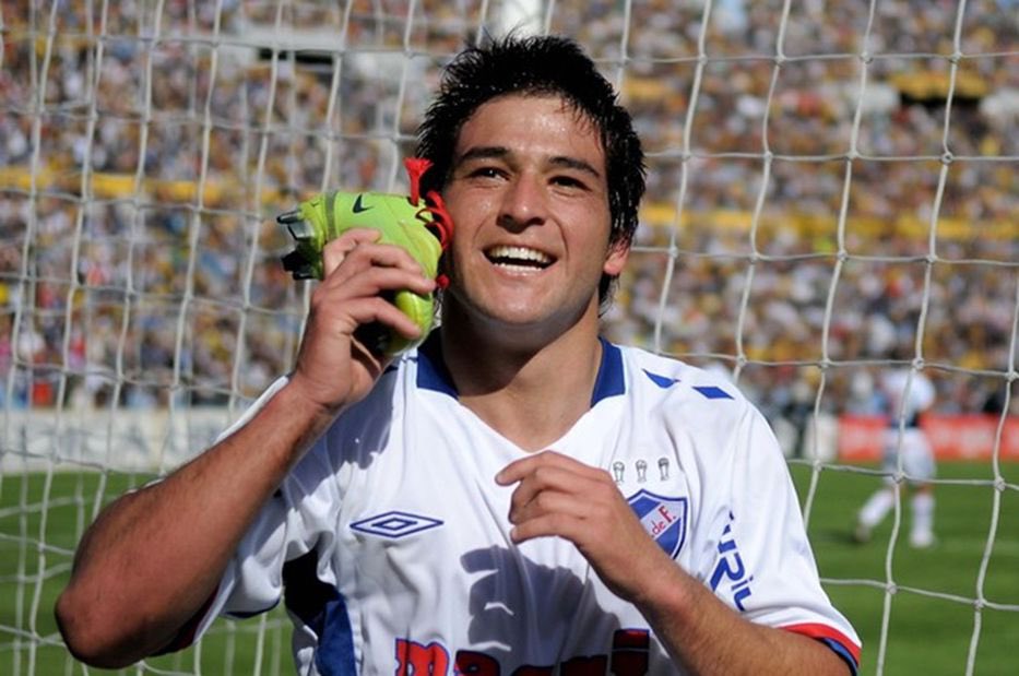 📌 Nicolás Lodeiro será presentando mañana a las 15:00 en el Gran Parque Central. 

👉🏻 El volante llega a Nacional luego de rescindir en Houston Dynamo.