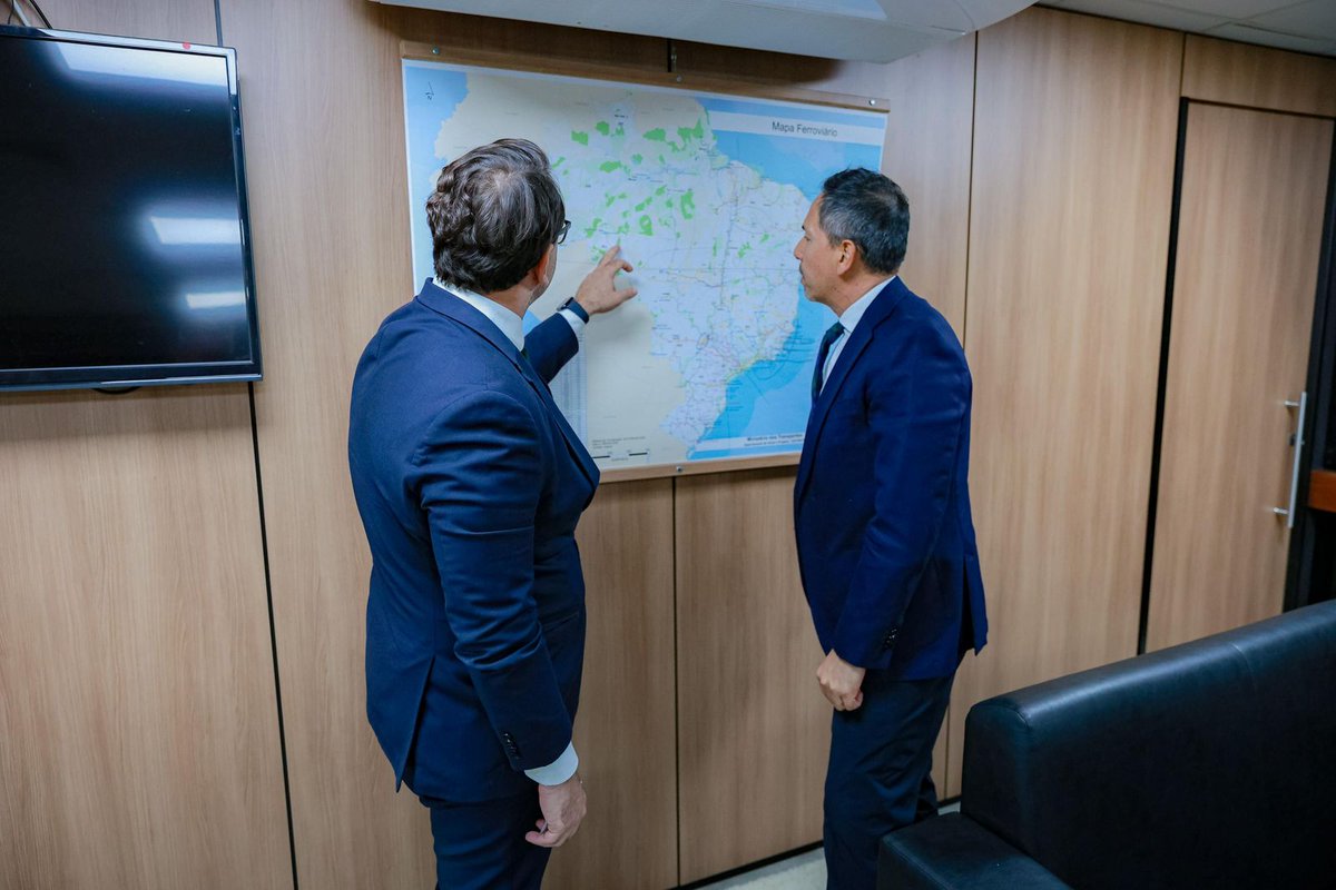 O secretário de Ferrovias, Leonardo Ribeiro, recebeu o embaixador do Peru, Rómulo Traverso, para tratar da Ferrovia Bioceânica, que ligará o Atlântico ao Pacífico. O projeto conta também com a parceria da China. Estratégias que atravessam fronteiras! 🇧🇷🤝🇵🇪