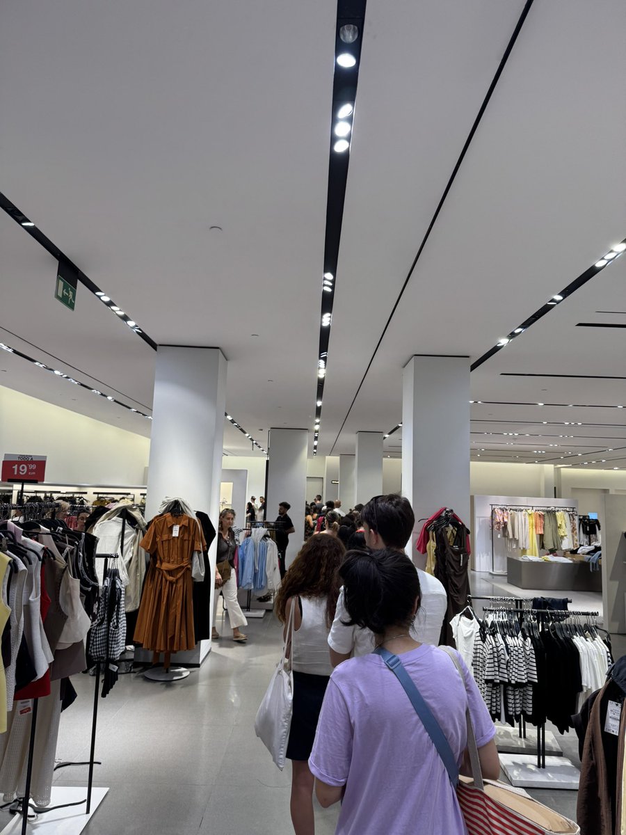 La cola de devoluciones de <a href="/zaraes/">Zara España</a> todo el largo de la tienda… siempre mejorando la experiencia de compra…. 🙃🤨