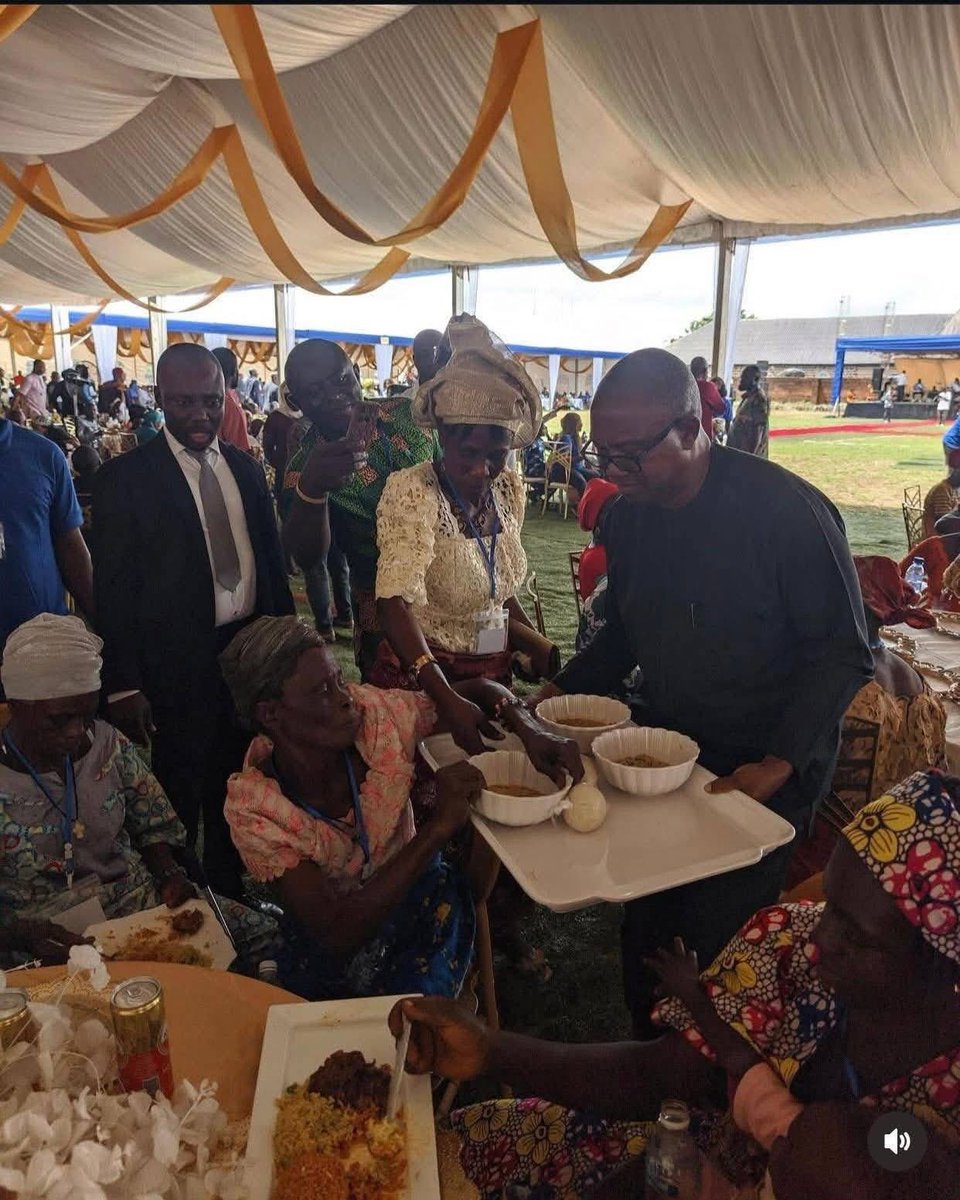 iamyoungendy's tweet photo. Peter Obi Don Collect Job From Usher for event oh 😂😂 #Peterobi https://t.co/9IPKTC0lVX