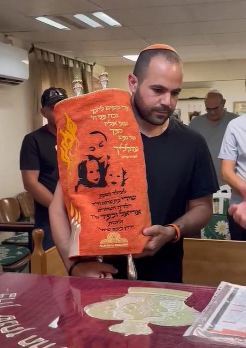 Esta semana en Israel, Yarden Bibas sostuvo una Torá recién dedicada con una cubierta naranja, honrando la memoria de su difunta esposa, Shiri, y de sus hijos, Ariel y Kfir. 🧡 

Que sus recuerdos sean una bendición.