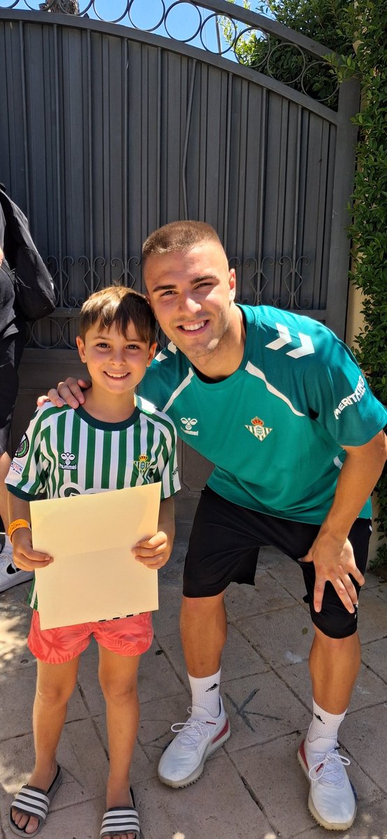 Mejor no podía terminar las vacaciones, el día mas feliz para él sin duda. Mucho betis.