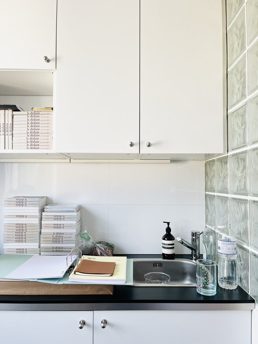 Je quitte la chambre de bonne demain mais comme j’ai payé jusqu’au 31 du mois, je vais l’utiliser comme bureau. Ça me permet de déménager en deux temps parce que je suis un peu raplapla. Donc, demain mes affaires personnelles, fin du mois les éditions. Ne vous inquiétez pas pour