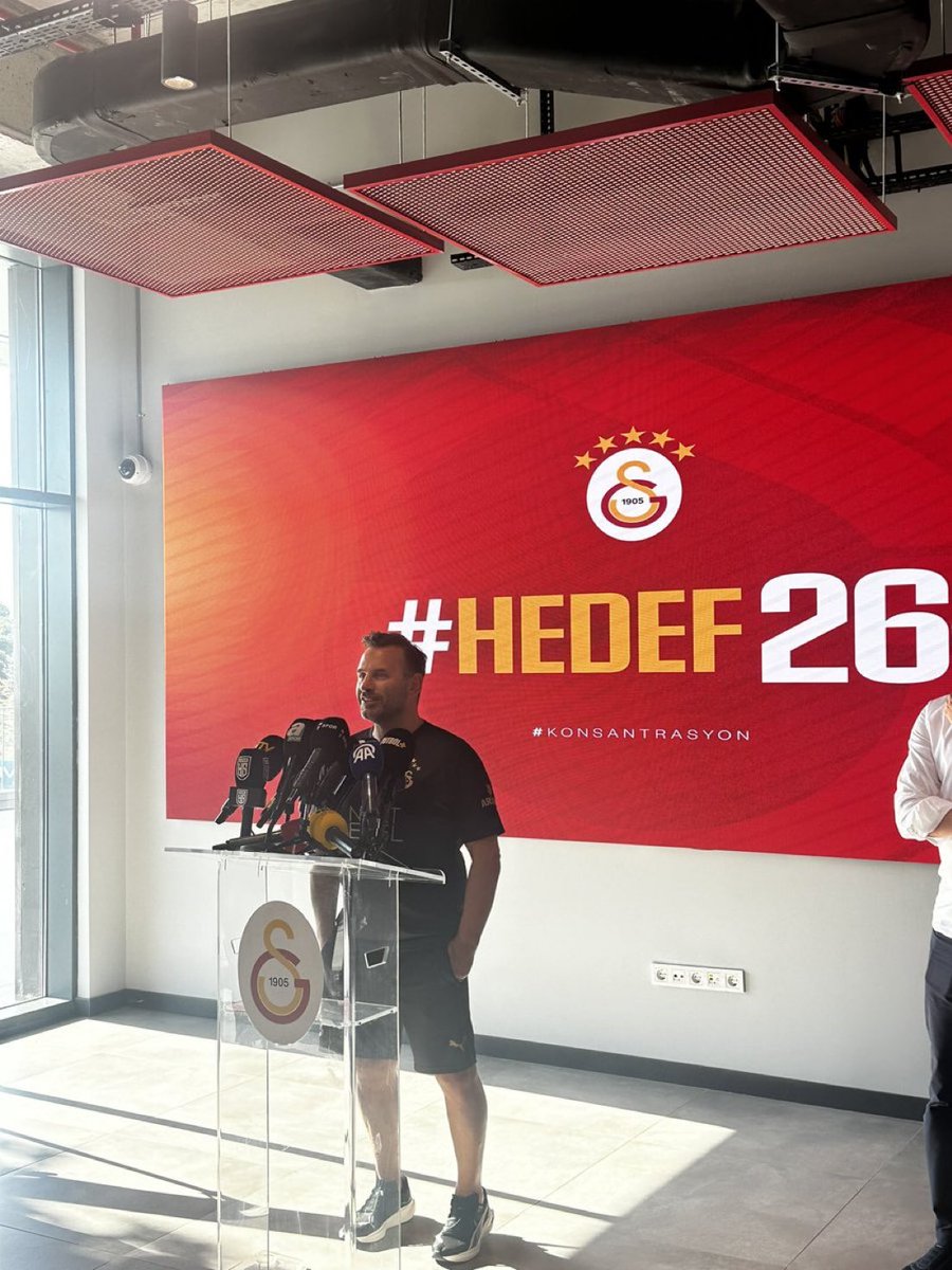 Bilmediğimden soruyorum;

Okan Buruk neden ayak ucuna basarak konuşma yapıyor?